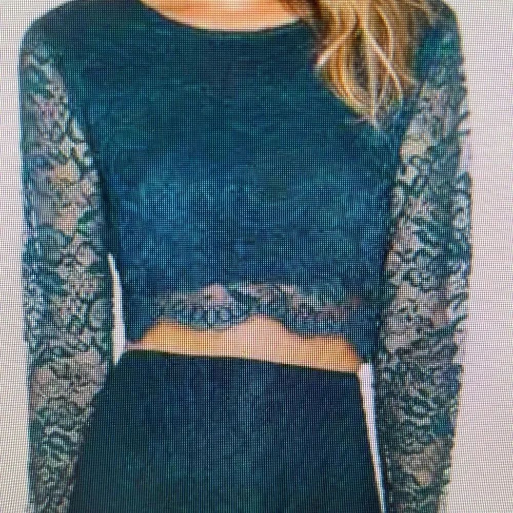 Lovers + Friends Teal Lace-Sleeve Cropped Top never worn size smal